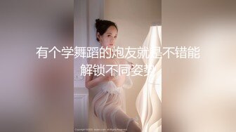 狂人直接把手机伸到高跟美女B下面对着拍B的褶子都拍的一清二楚