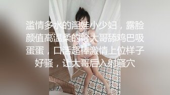 来大姨妈的嫂子寂寞求按摩，床上送大鸡巴非常认真的舔弄，骚逼痒的受不了直接开干，无套抽插草血逼，真刺激