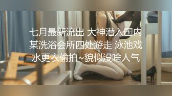 不一样的玩逼方式保证你没见过，这少妇的阴蒂长得像小鸡巴一样，扯着两片阴蒂上下套弄，自慰阴蒂真像个龟头