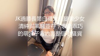   满背纹身萌萌哒双马尾美妞，无聊和炮友来一炮，特写深喉吸吮很卖力，主动上位骑乘，扶着屁股一顿猛操