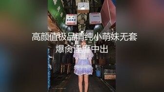 一线天美穴极骚女神大尺度自慰，吊带小背心掏出奶子，半脱下牛仔裤假屌进出抽插，卫生间坐在马桶上骑乘