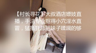 蒸桑拿房门口坐着的大姐，你可知道背后发生了什么？兔兔说你也给我舔舔嘛，店里响起过年歌，真是好融洽！