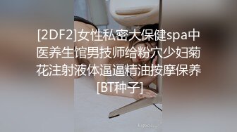 邻居家的骚女老公不在家翻墙进去干她，进门就给大哥口交大鸡巴，无套抽插风骚的大屁股奶子乱颤，射她骚逼上