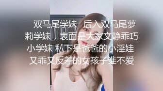 女工宿舍简易冲凉房洞中超近距离偷窥两个少妇洗澡看着阴毛真想伸手摸逼