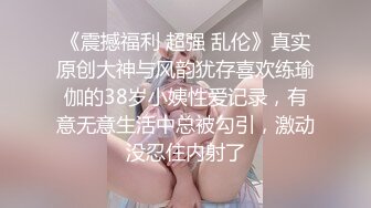 商场厕所偷拍蹲在门口玩手机的红衣少妇