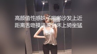 门缝下偷窥隔壁合租小嫂子想香香