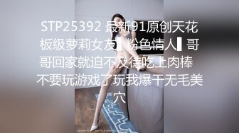 大奶黑丝火辣身材的小美女激情大秀，洗澡诱惑狼友，镜头前揉奶摸逼，床上伸着舌头要舔狼友的大鸡巴看着好骚