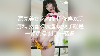  黑丝露脸极品御姐跟两个大哥玩3P，让大哥揉奶玩逼，沙发上轮草抽插