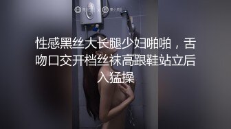  棕色头发俄罗斯风情妹子，被卷发小哥哥无情后入啪啪胸大屁股翘，操着真爽，极美粉鲍鱼