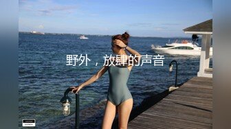  金发眼镜双胞胎姐妹一起露逼诱惑，情趣装撩起衣服翘起屁股摆弄，舌吻互舔逼逼揉捏奶子