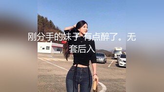 【新速片遞】抄底高颜值气质少妇 看着儿子玩娃娃机好开心 蕾丝花边透明内内卡着屁沟好性感 毛毛清晰可见 