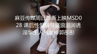 窗前爆操大奶美女