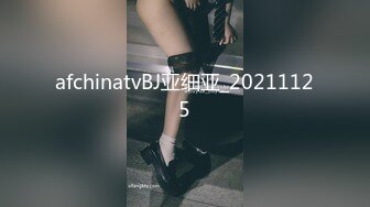 漂亮美女吃鸡啪啪 撅着屁屁被无套爆菊花 内射 精液深深射入她的屁股