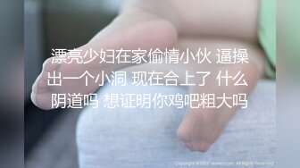  健身房厕所尿尿听到隔壁厕间有奇怪的声音意外偷拍到教练和女学员在里面嘿哟简直就是活春宫