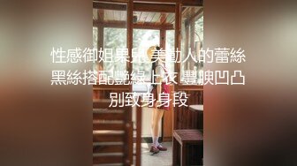 爱女友有点害羞，但还是对着镜头比耶