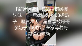 极品淫乱骚婊 4P堪比AV 两手各握肉棒一个舔B (1)