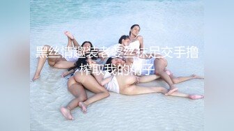   短发清纯系美女3P双男全身纹身小哥，按着双腿抽插无套内射，中场休息再来一炮，扶着屁股后入爆插