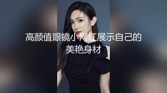 极品美腿吊带白丝，猛扣多毛骚穴，美女很享受直浪叫，吸吮大屌扶着插入