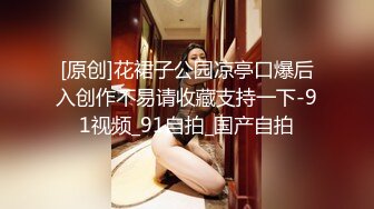 游乐场女厕偷窥破洞牛仔裤美女白嫩的大屁股和小黑鲍