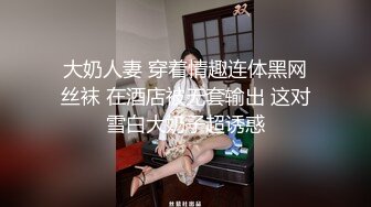 气质韵味御姐范美少妇，性感黑色比基尼，岔开大腿，手指掰穴给狼友看看