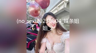 晚上城中村浴室窗外偷窥隔壁楼房东女儿洗澡不小心被她发现了淡定望过来回过神来大叫妈