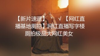 华东政法大学骚母狗 丁婕 手握男友的大鸡巴贪婪的舔舐 还边看电视边用鸡巴来摩擦牙齿 真是太会玩了