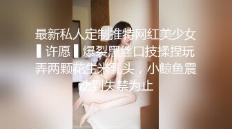   长发飘飘学生制服清纯小妹，满背纹身视觉反差，扎起双马尾吸吮大屌