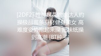 风韵犹存的少妇露脸跟眼镜小哥激情啪啪，给小哥把鸡巴舔硬，亲着小嘴玩着骚逼，无套抽插浪荡呻吟表情好骚2