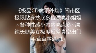 美女玩手机射精在她身上