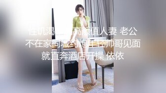 后厨操作间新来的实习生小妹占着茅坑不拉屎不停地刷抖音