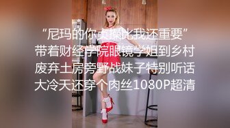 高颜值丝袜女神镜头前的呻吟，全程露脸开档黑白丝，口交放肆蹂躏爆草