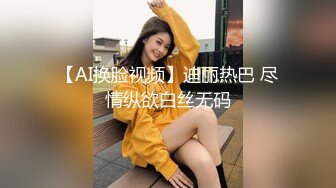 家里人在客厅聊天，小美眉自己偷偷在浴缸打飞机出了好多淫水