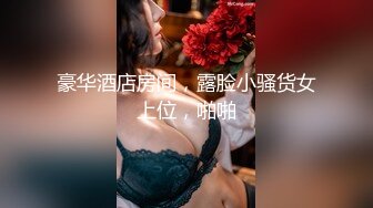 穿着碎花裙子的美妞玩自拍