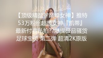   甜美妹子被大黑屌爆操，传教士一顿操，做完以后蛮享受的笑了