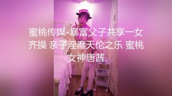 美女被2个朋友故意带到KTV包房挑战刺激啪轮流操