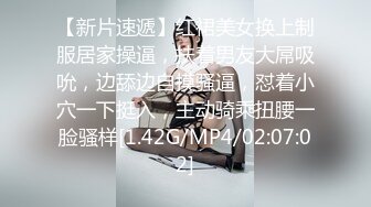 _三个极品小女人的诱惑，全程露脸展示，轮流掰开骚穴给狼友看，撅着屁股互动发骚，给旁边屋大哥舔鸡巴吸蛋蛋