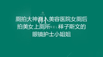 短发大妈内衣内裤都没穿在公园玩自拍