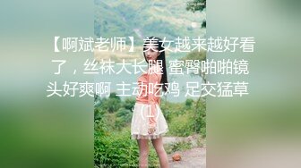 绿意盎然 趁大哥出差不在家 让嫂子穿上情趣制服 肏得嫂子淫水直流求饶 边艹边挤出鲜甜的奶汁 小声点别让邻家听到