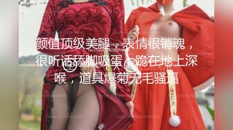  露脸眼镜美少妇青年小夫妻大战，交啪啪操逼，特写进出虎穴