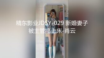  00后小淫娃炮友两三分钟没艹爽，继续拿性玩具自慰，炮友凑上来舔奶