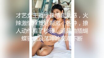  童颜巨乳小骚妹全程露脸大秀直播，性感的爆奶子自慰骚穴，给小哥舔弄大鸡巴