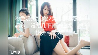   熟女探花老哥专攻人妻熟女，黑丝大屁股骚女，很会玩翘起自摸勾引，半脱下裤子揉骚穴