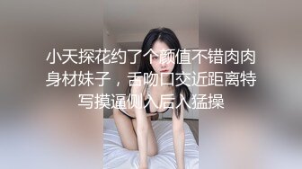 成熟的女人玩火跳跃的孩子穿着