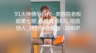 穿着女仆装在家中玩自拍