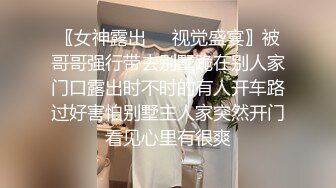 7月新流出某奶茶店全景厕拍漂亮妹子,一个在厕所换内裤的学生妹