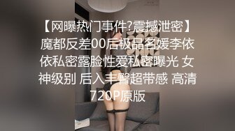 性感黑丝少妇，半蹲着尿尿 尿液喷涌而出，屁眼还放了两次气体出来 噗，骚货的逼逼！