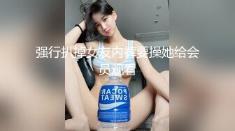 美女一路小跑急着上厕所 快憋不住了