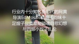   蜡笔老公专攻足浴按摩勾搭技师，带两个妹子回房间双飞，跪着交前后夹击