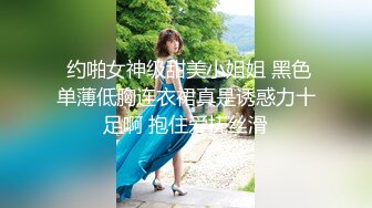 【新片速遞 】  骚熟女带着小姑娘玩群P，小骚逼看着好几个大鸡巴有点怕怕啊，口交大鸡巴各种体位爆草抽插，揉奶玩逼有激情