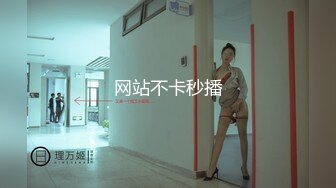 花臂黑丝女上位 爽坐！